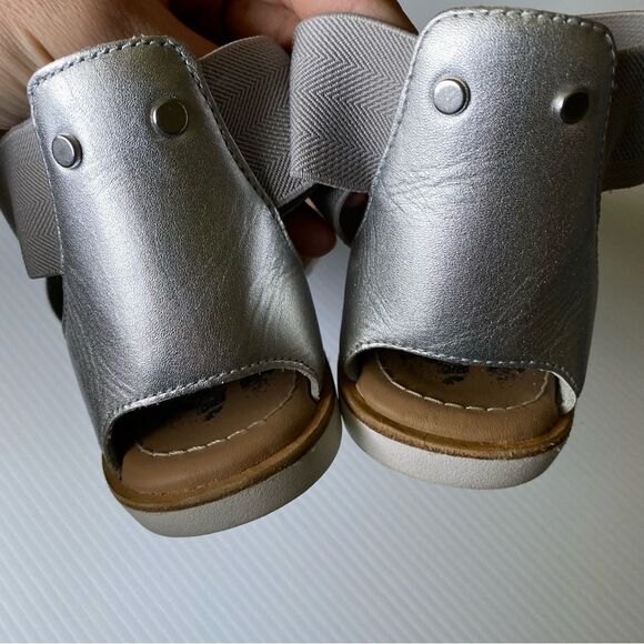 SOREL Ella Metallic silver gray Leather flats sandals size 7.5 Never Worn! - Picture 7 of 10